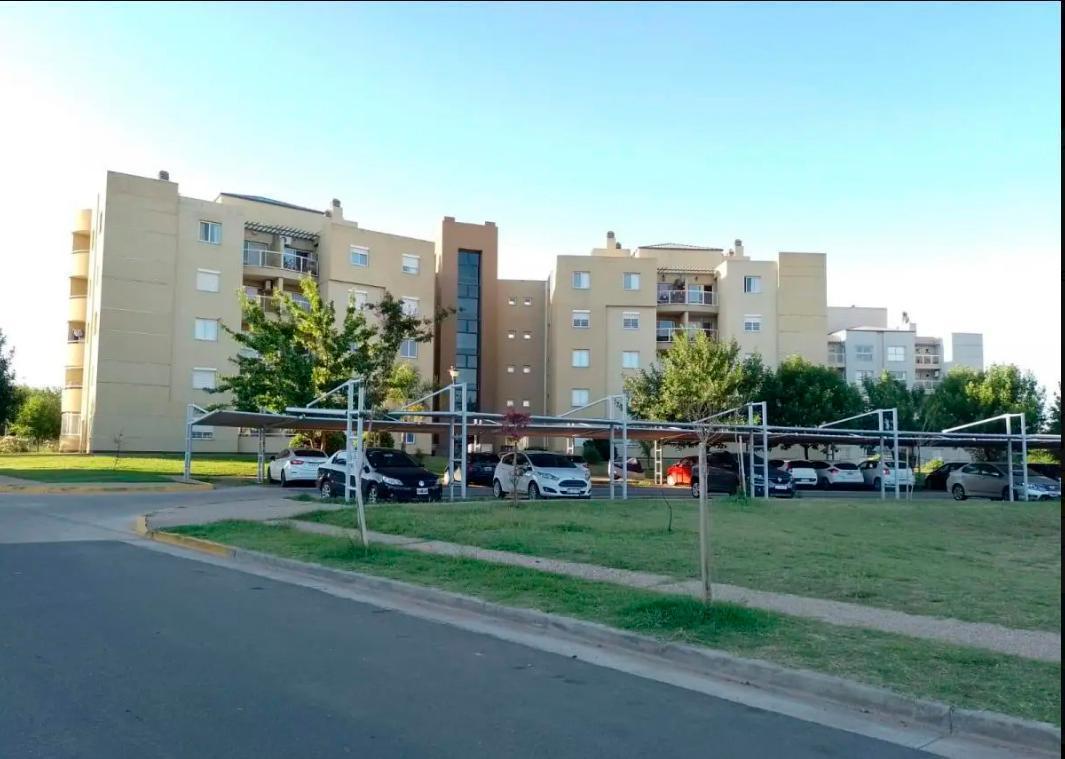 Departamentos de 2 y 3 Dorm. con Cochera en Complejo con Seguridad 4
