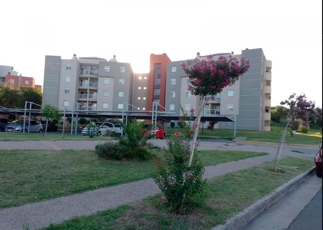 Departamentos de 2 y 3 Dorm. con Cochera en Complejo con Seguridad 3