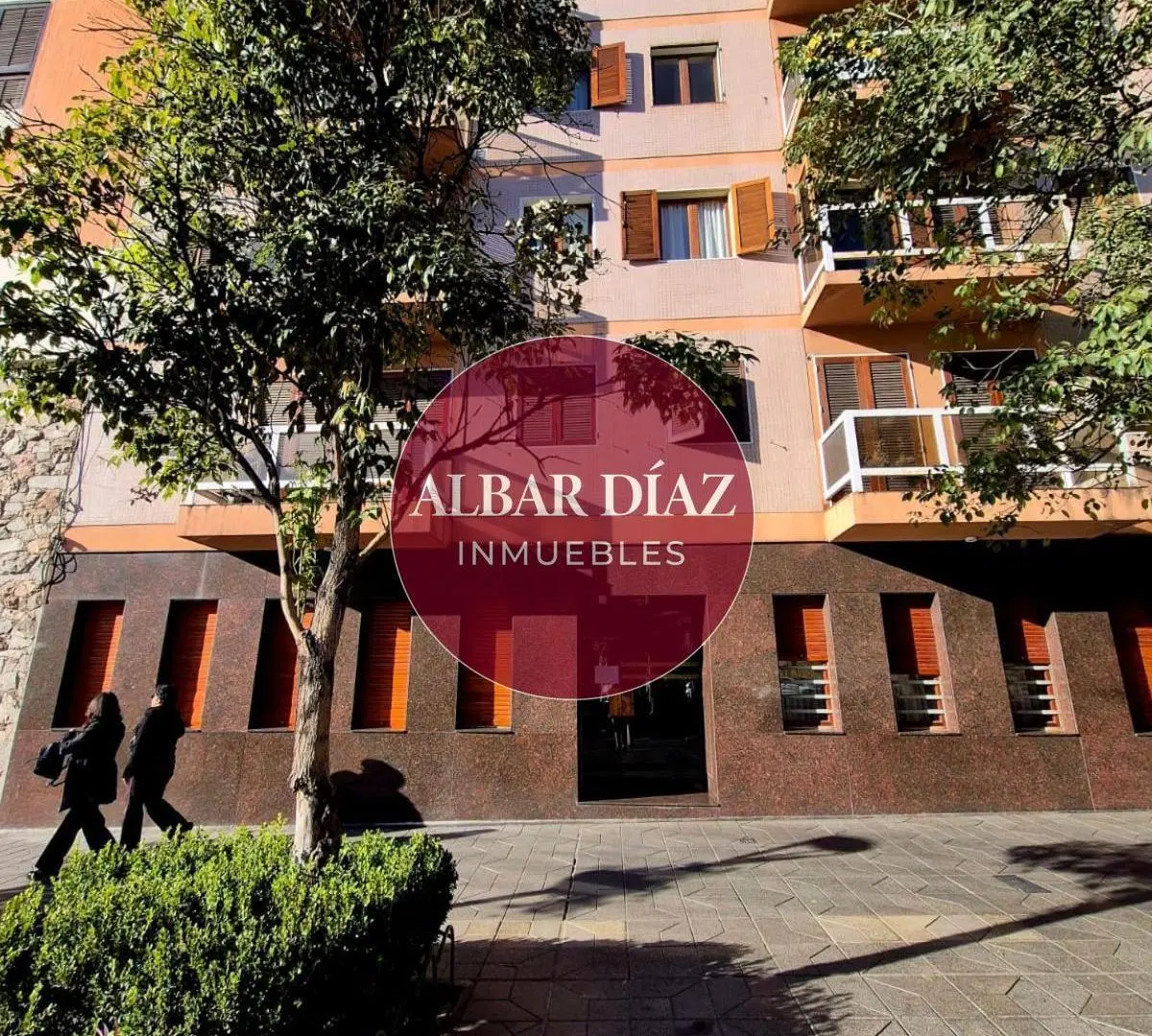 Alquiler Oficina / Local Comercial en PB | Frente Plaza Vélez Sarsfield + Patio Olmos y Buen Pastor 4
