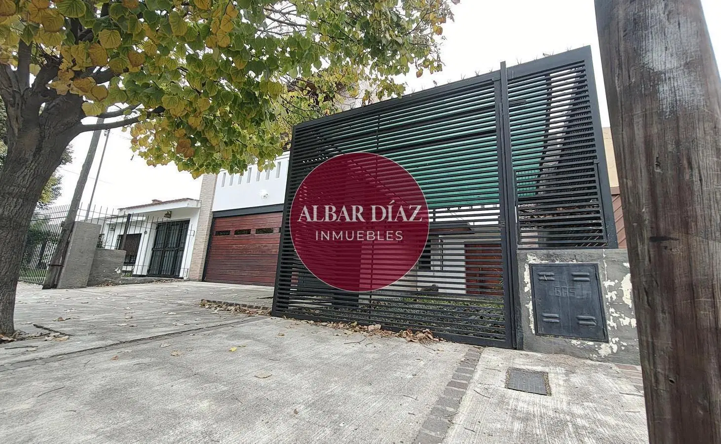 Excelente Casa Familiar | 3 Dormitorios, Escritorio, Pileta | 3 Cocheras 3