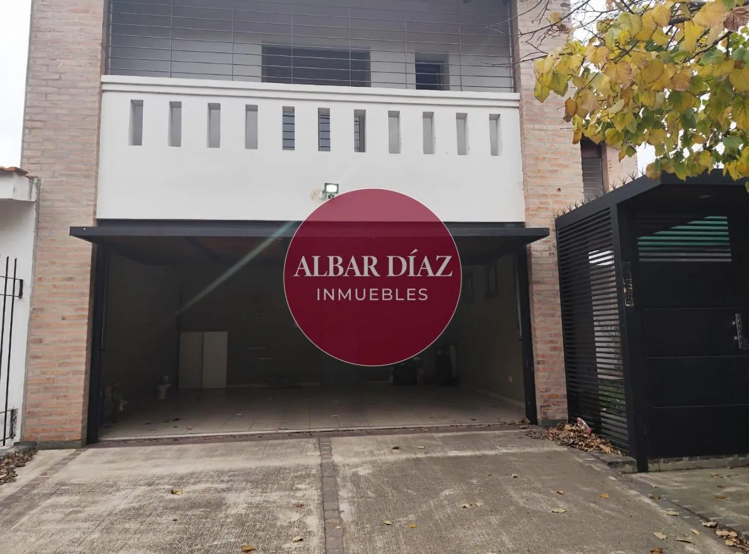 Excelente Casa Familiar | 3 Dormitorios, Escritorio, Pileta | 3 Cocheras 4