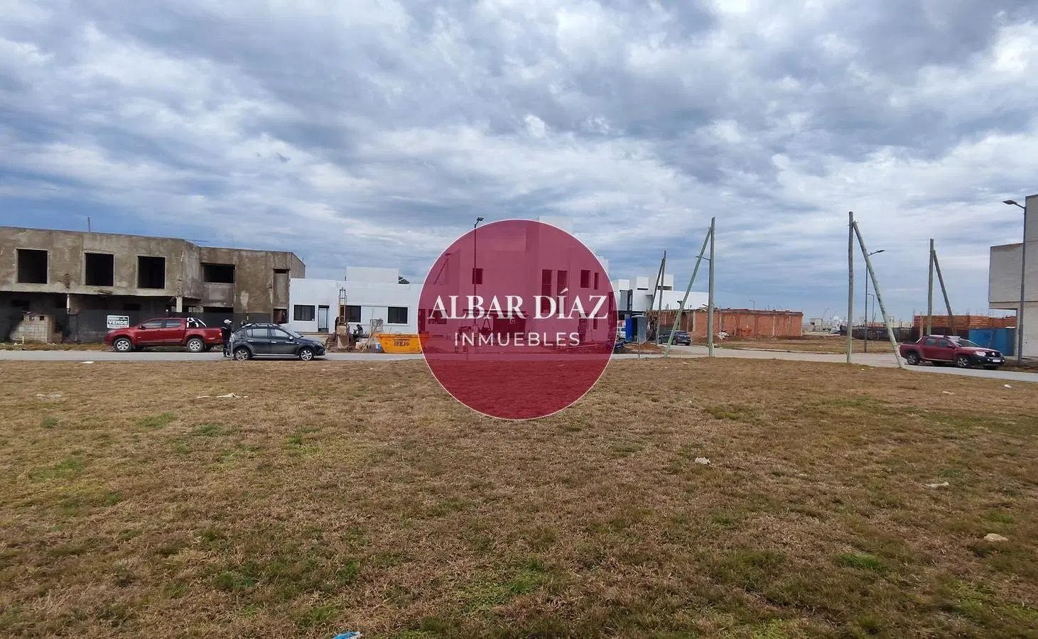exclusivo Terreno en ESQUINA EN MANANTIALES 4