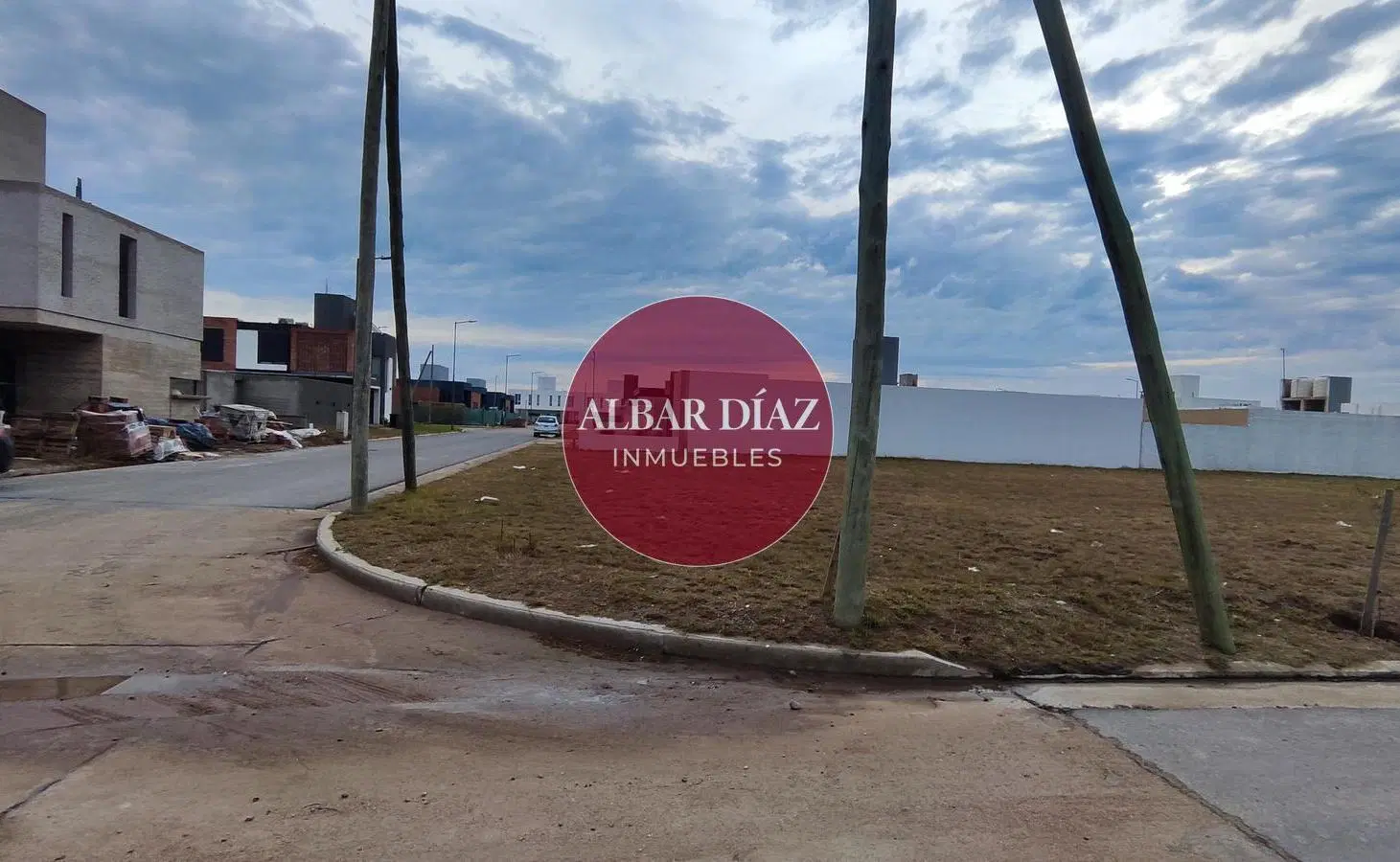 exclusivo Terreno en ESQUINA EN MANANTIALES 2
