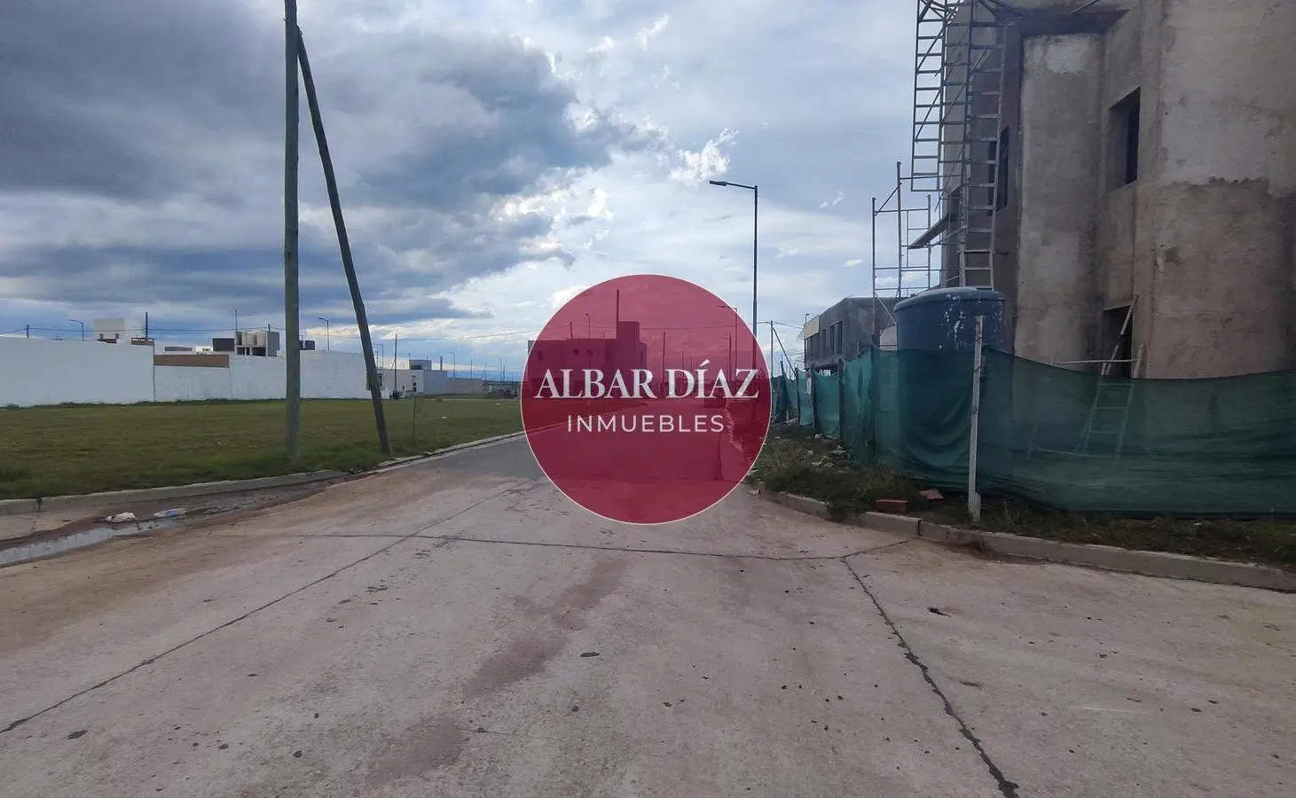 Exclusivo Terreno en ESQUINA EN BRISAS DE MANANTIALES 8