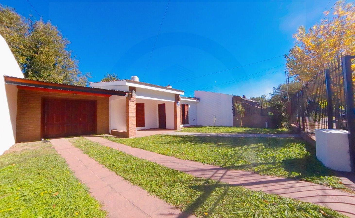 Foto de CASA DE 2 DORMIITORIOS CON GRAN PATIO B° SILVANO FUNES, imagen 1