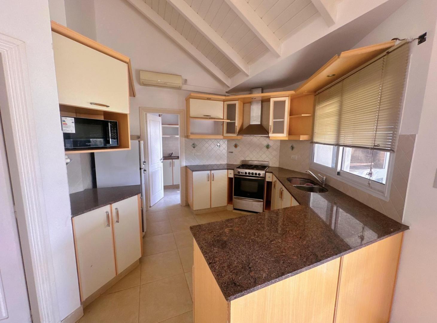 Foto de ALQUILER CASA DE 3 DORMITORIOS EN COUNTRY SAN ISIDRO - VILLA ALLENDE, imagen 2