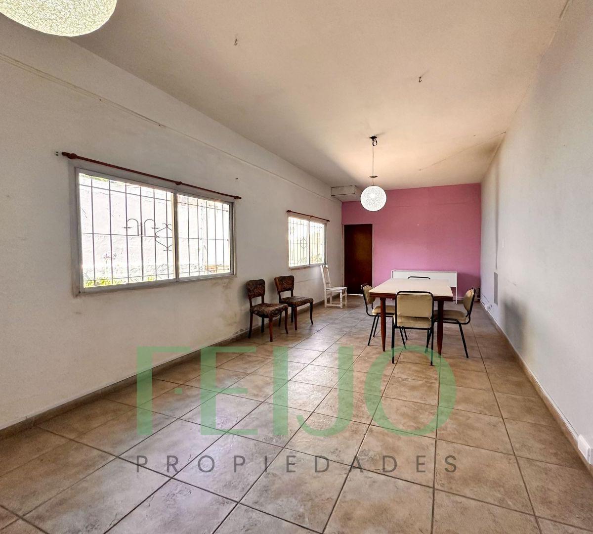 VENTA CASA 6 AMBIENTES, EN FLORENCIO VARELA, CON TERRAZA Y BALCON.