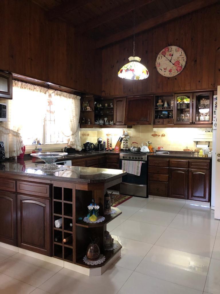 Casa 7 ambientes 4 dormitorios. | CALLE 102 al 200
