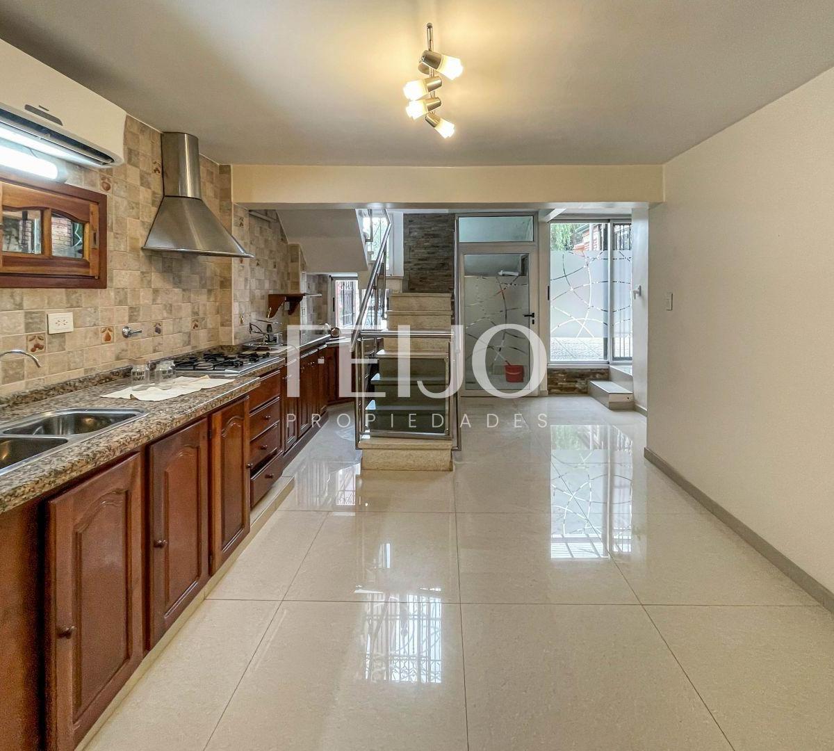 CASA EN VENTA 5 AMBIENTES EN FLORENCIO VARELA, DOBLE LOTE Y PISCINA
