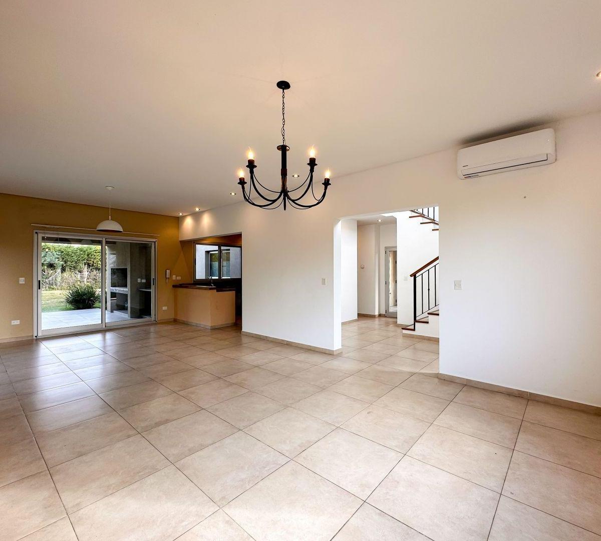 CASA EN VENTA 6 AMBIENTES EN FINCAS DE IRAOLA DOS, BERAZATEGUI
