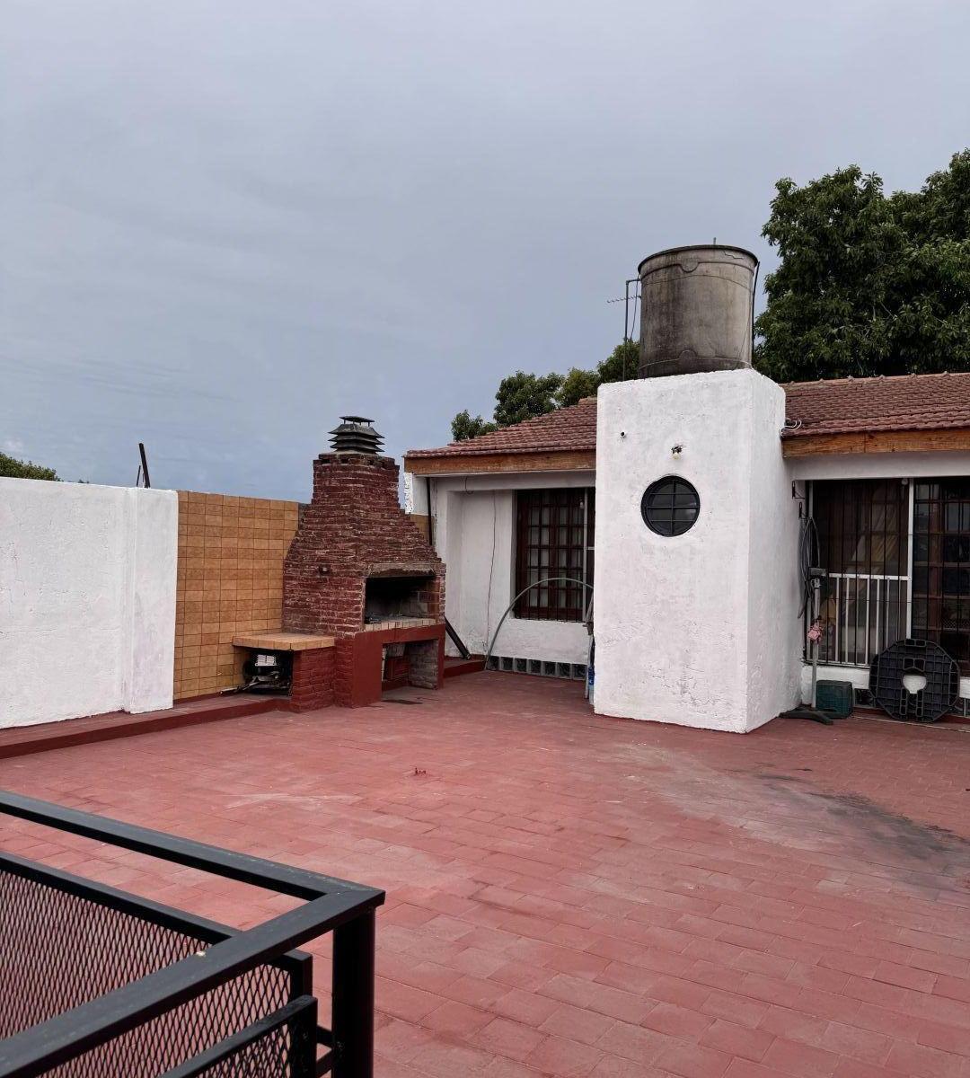Casa 6 ambientes 4 dormitorios. | Felipe Vallese (calle 878) al 2100
