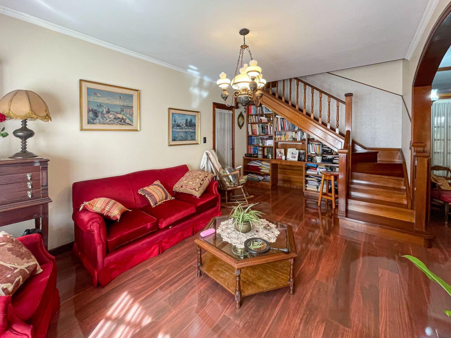 Casa 7 ambientes o mas. | Aristobulo del Valle al 400