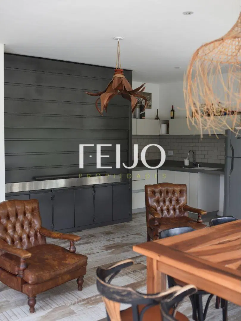 Venta de Casa en La Cándida, Berazategui 6 Amb o Mas con Pileta 2
