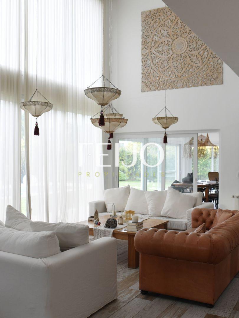 Venta de Casa en La Cándida, Berazategui 6 Amb o Mas con Pileta