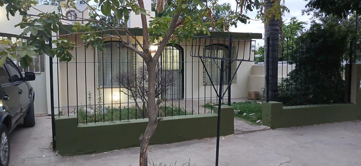 Foto de Casa sobre amplio terreno en Barrio Arenales se vende. Apto crédito, imagen 1