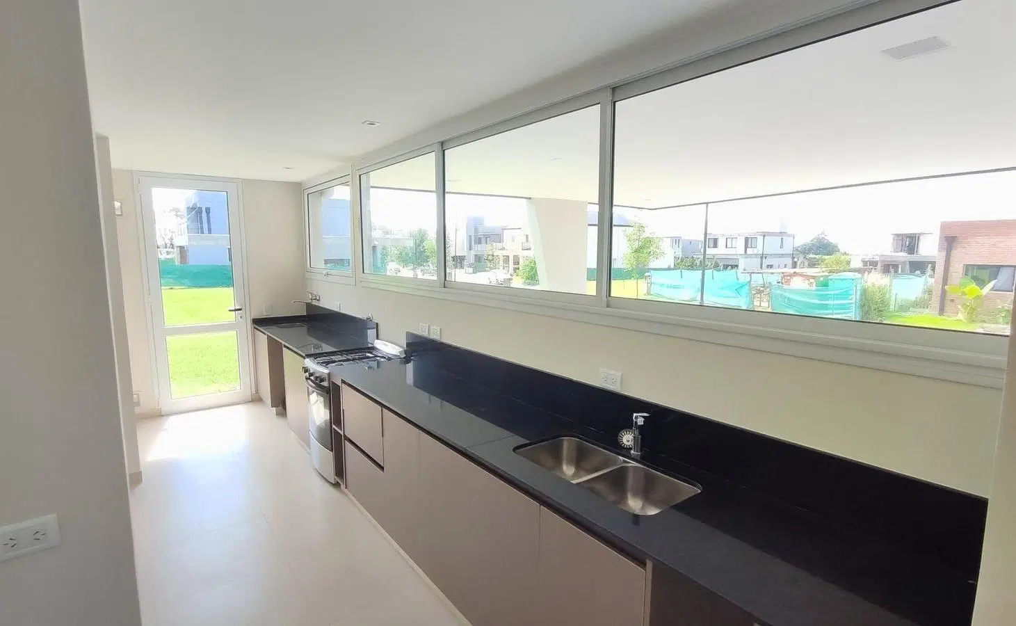 LAS DECOUD VENDEN O PERMUTAN CASA EN COUNTRY THE POINT | LULES 5