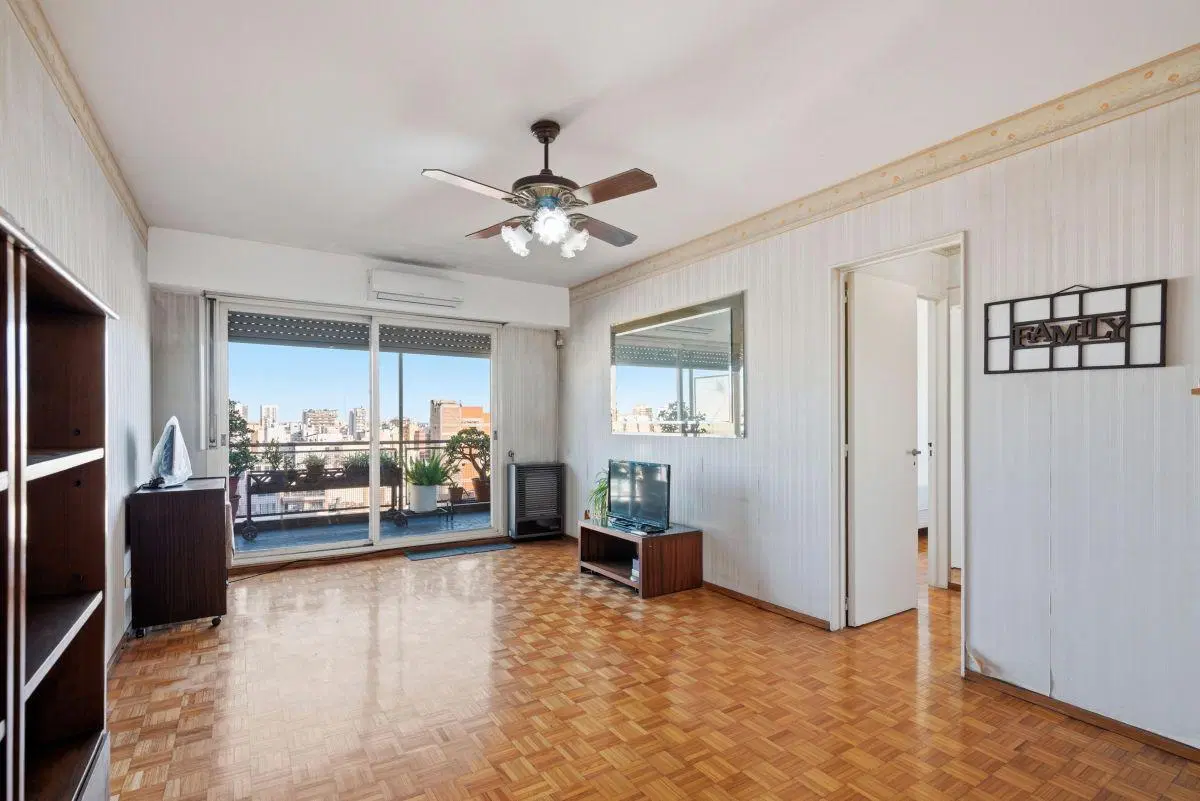 Venta departamento 3 ambientes luminoso con amplio balcón corrido. Apto crédito 4