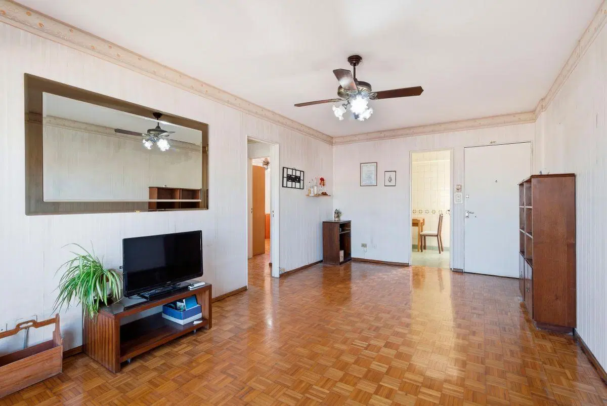 Venta departamento 3 ambientes luminoso con amplio balcón corrido. Apto crédito 3