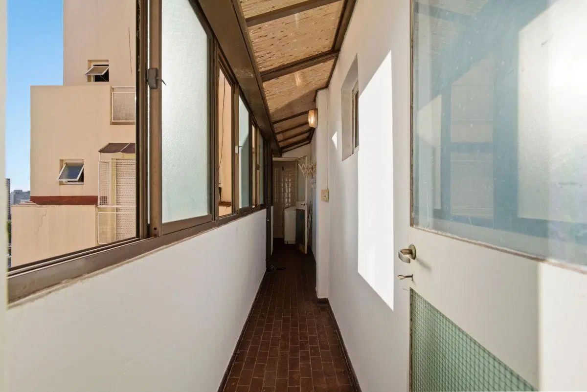 Venta departamento 3 ambientes luminoso con amplio balcón corrido. Apto crédito 2