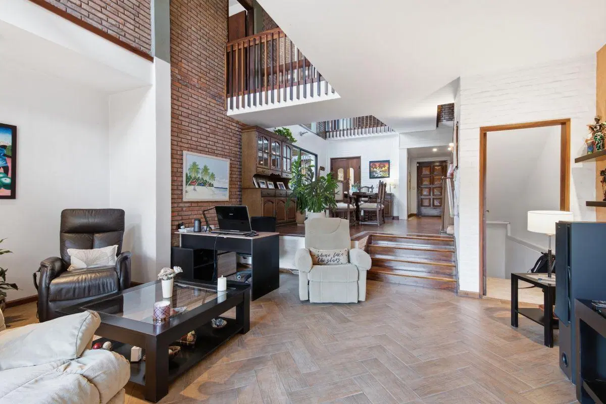 Venta Casa 6 Ambientes Premium. Gran Jardín, Pileta y Quincho 2