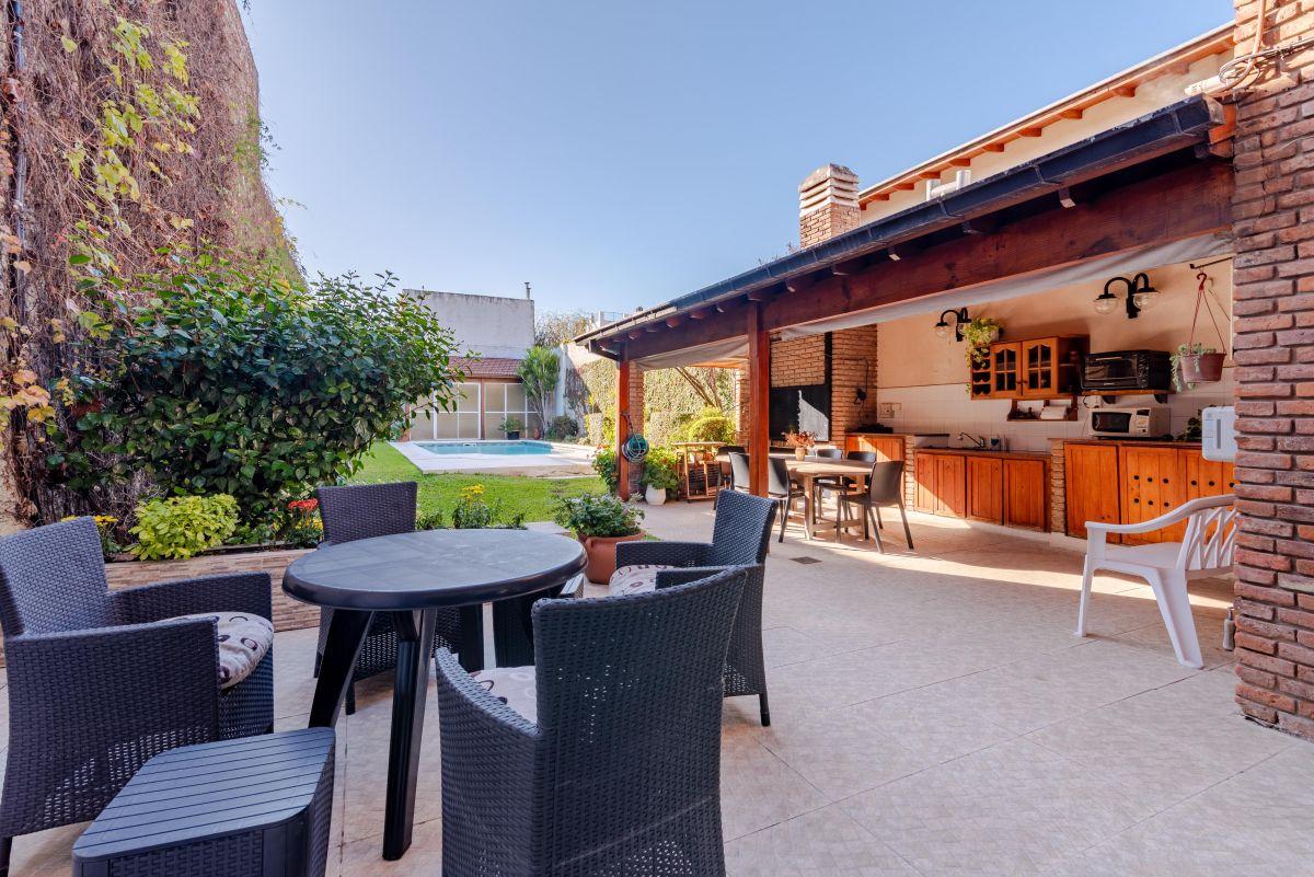 Foto de Venta Casa 6 Ambientes Premium. Gran Jardín, Pileta y Quincho, imagen 5