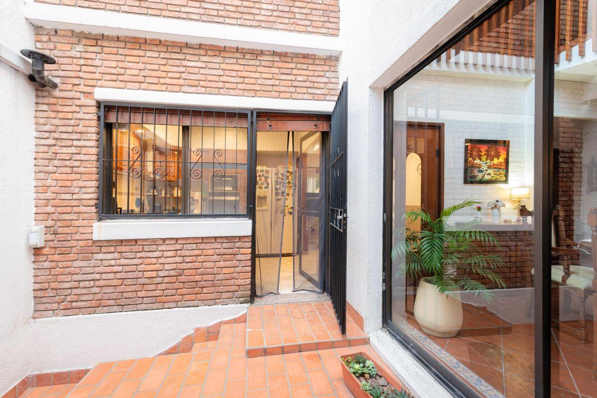 Foto de Venta Casa 6 Ambientes Premium. Gran Jardín, Pileta y Quincho, imagen 5