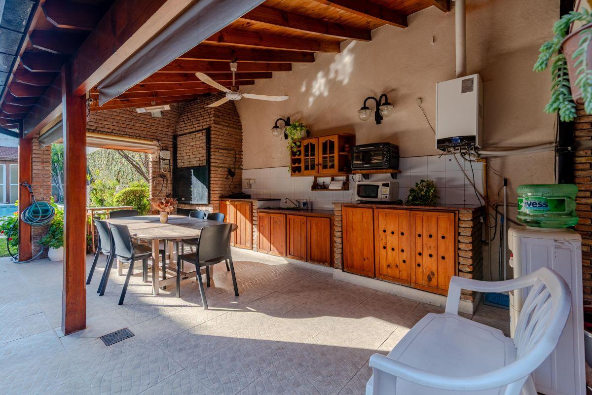 Foto de Venta Casa 6 Ambientes Premium. Gran Jardín, Pileta y Quincho, imagen 2