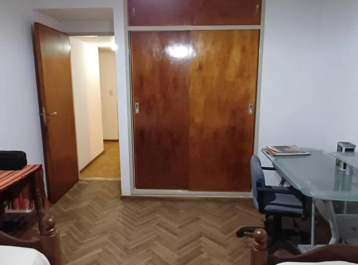 Oroño al 800. Amplio Dpto. 2 dormitorios. 1