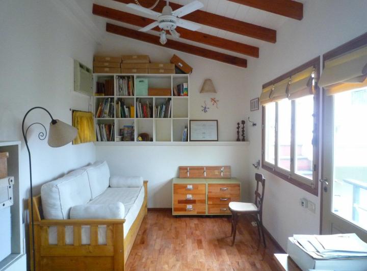 ALQUILER CASA DE PASILLO AMOBLADA CON JARDIN, TERRAZA Y ESPACIO PARA OFICINA. 2