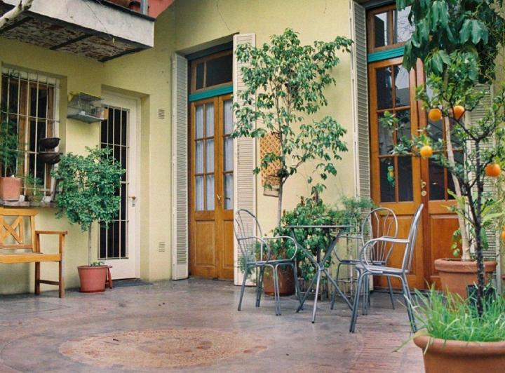 ALQUILER CASA DE PASILLO AMOBLADA CON JARDIN, TERRAZA Y ESPACIO PARA OFICINA. 1