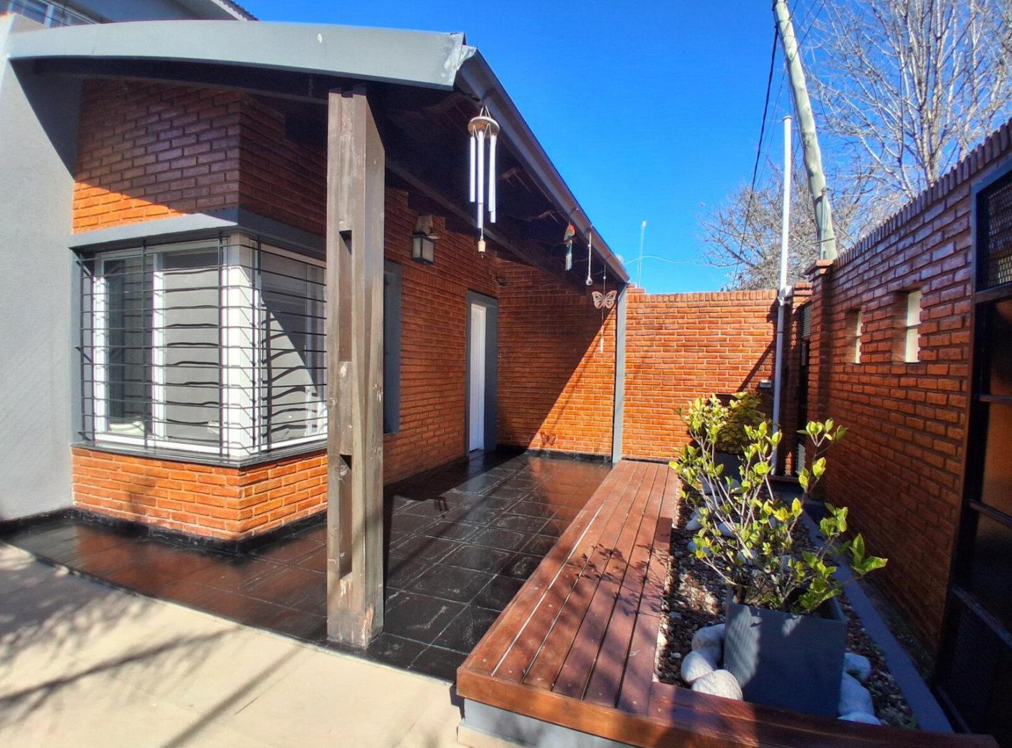 Foto de Amplia casa de 3 dormitorios a la venta en Ibarlucea., imagen 3