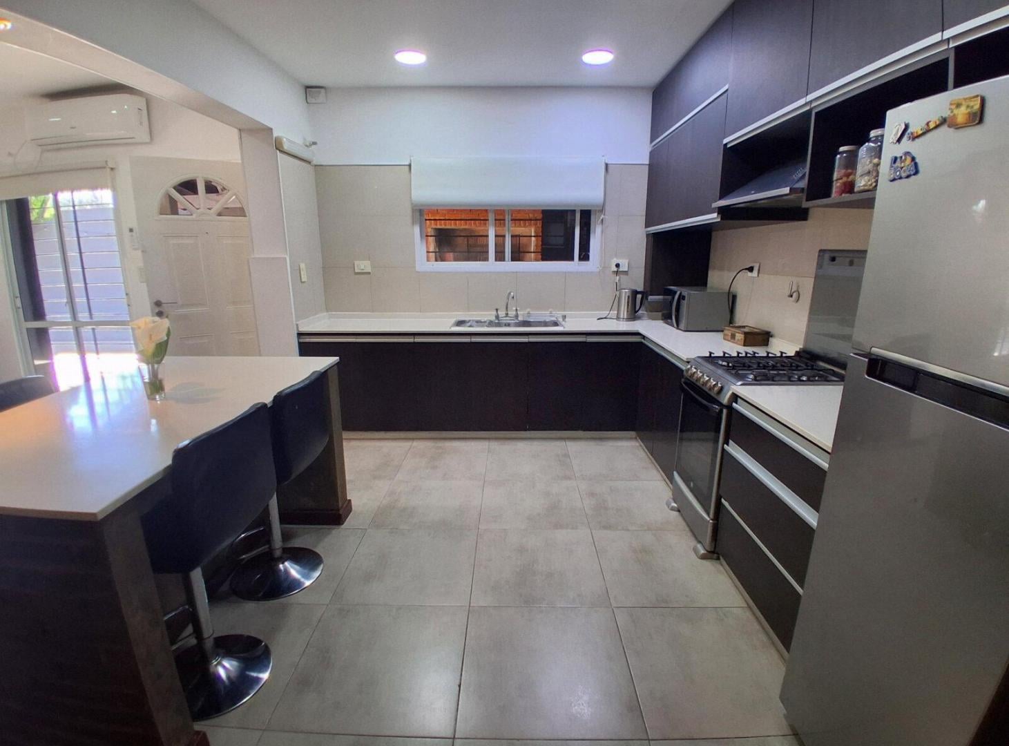 Foto de Amplia casa de 3 dormitorios a la venta en Ibarlucea., imagen 2