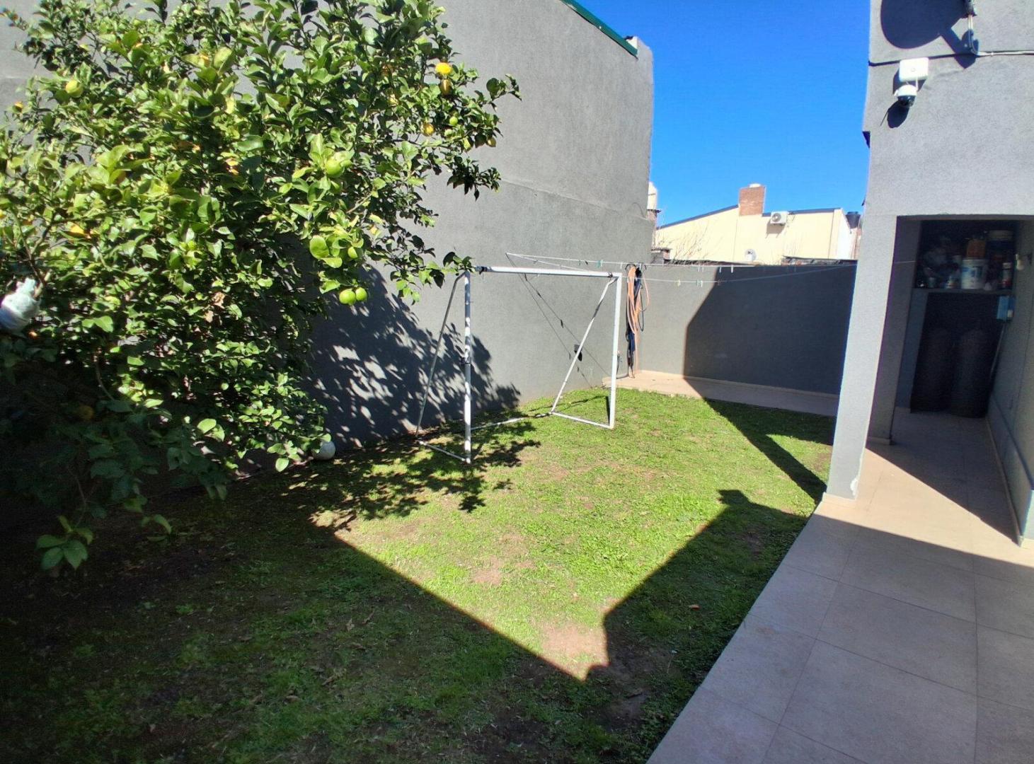Foto de Amplia casa de 3 dormitorios a la venta en Ibarlucea., imagen 3