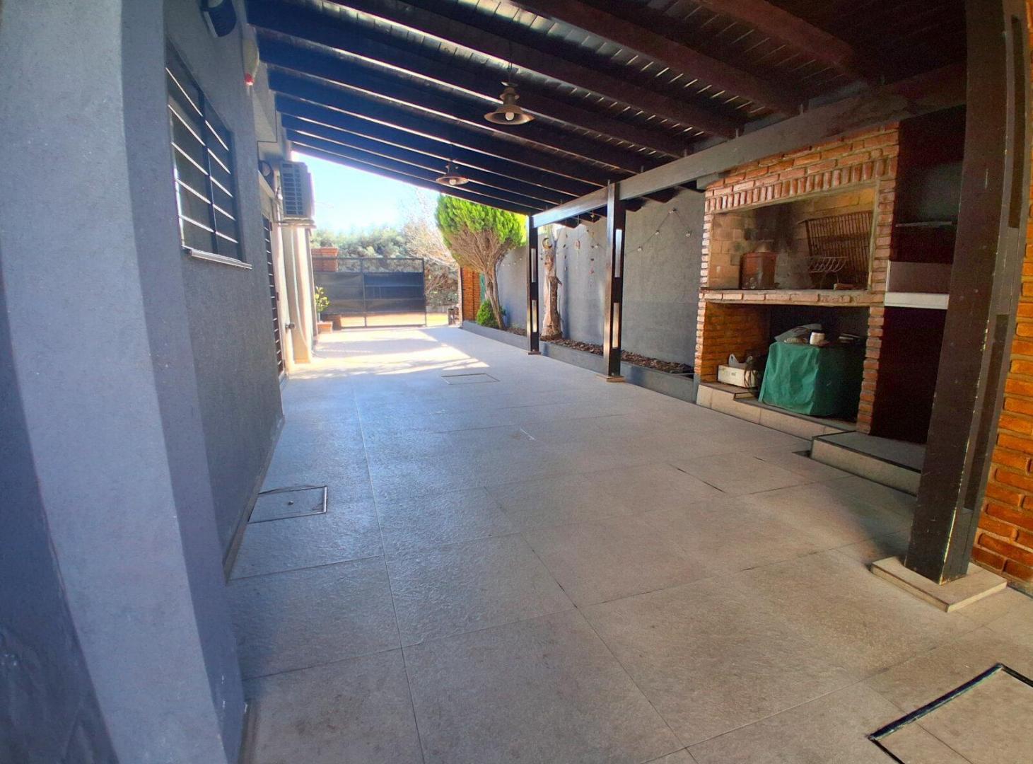 Foto de Amplia casa de 3 dormitorios a la venta en Ibarlucea., imagen 4