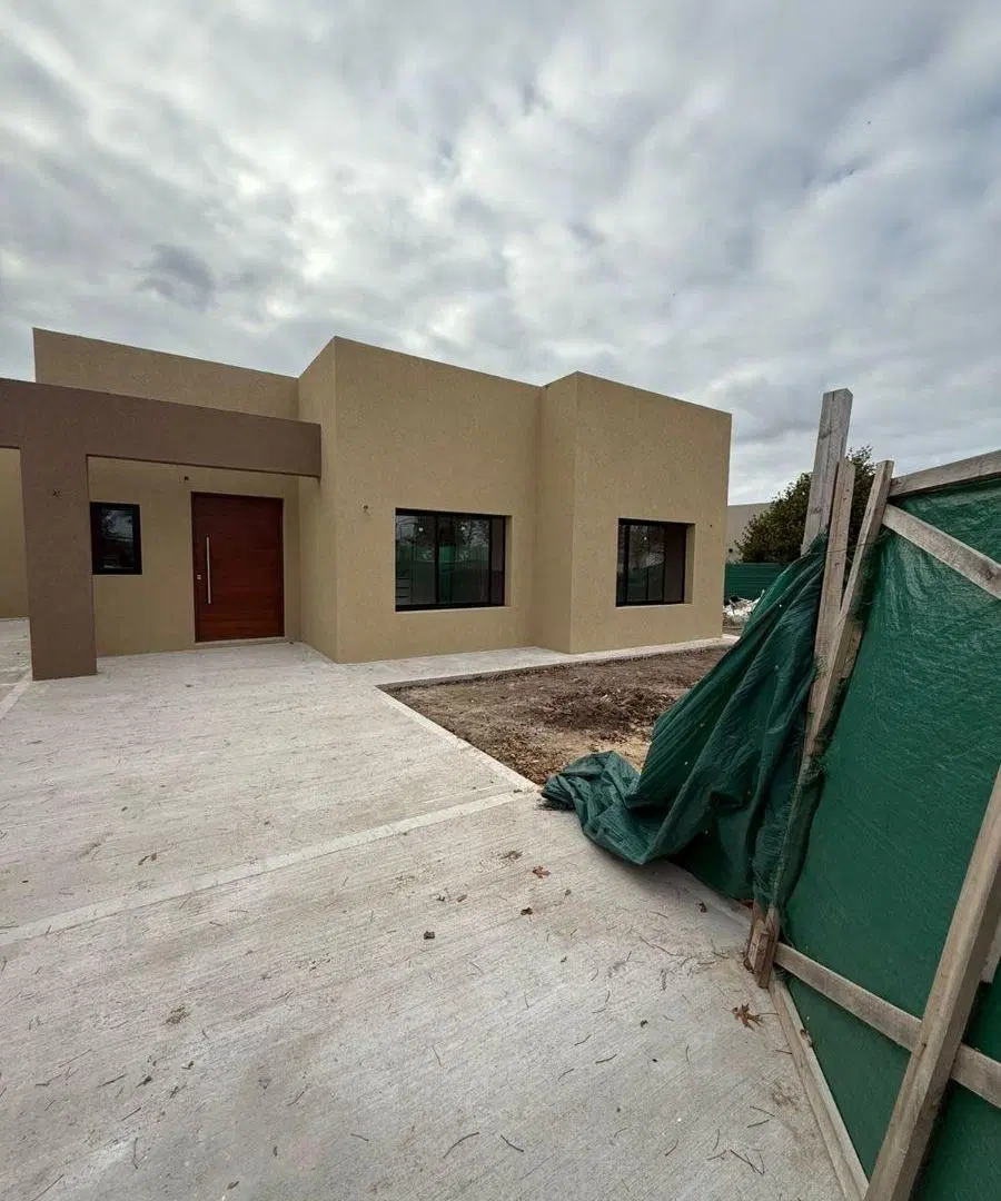 CASA EN VENTA A ESTRENAR BARRIO LOS ALCANFORES 3