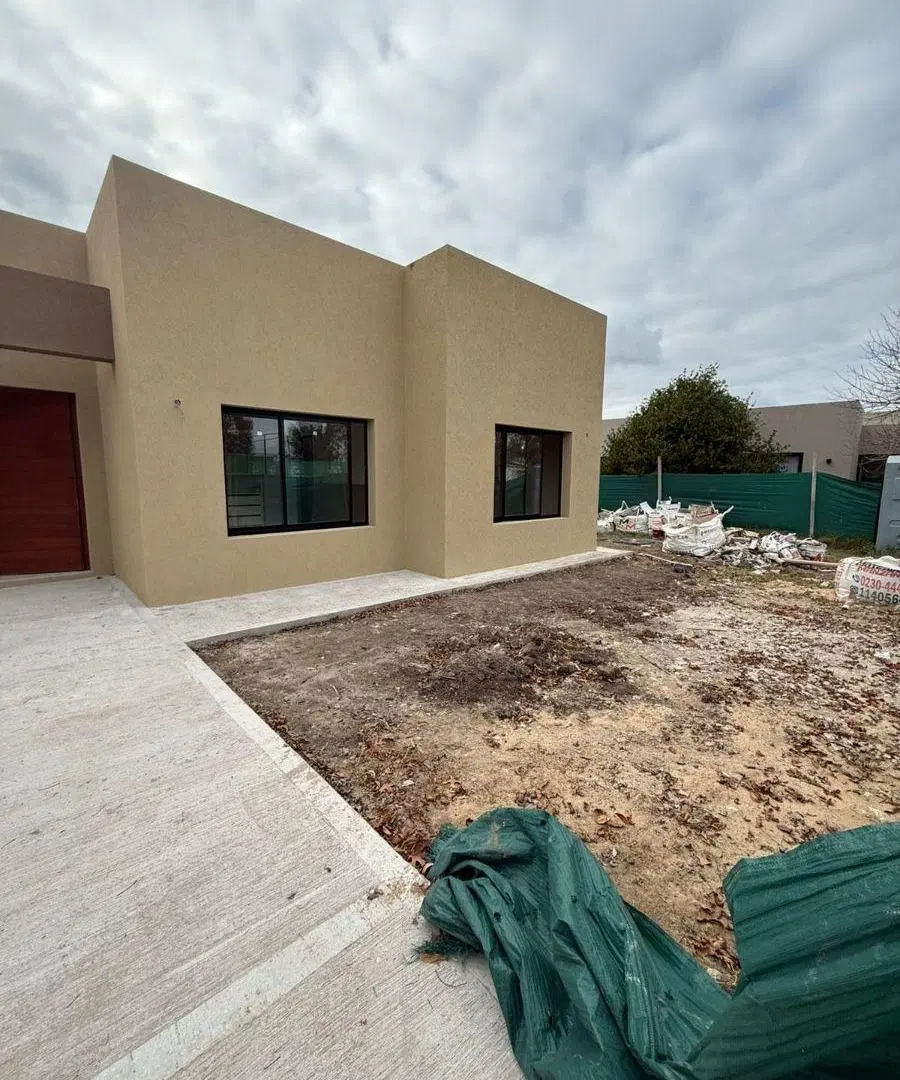 CASA EN VENTA A ESTRENAR BARRIO LOS ALCANFORES 8