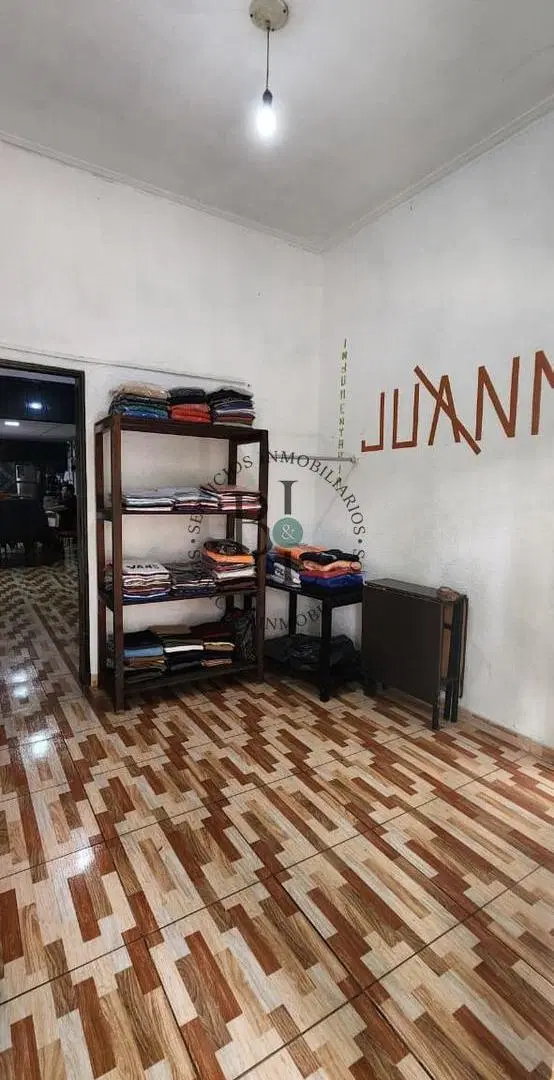 CASA DE 2 HABITACIONES A MTS DE LOPEZ Y PLANES 4