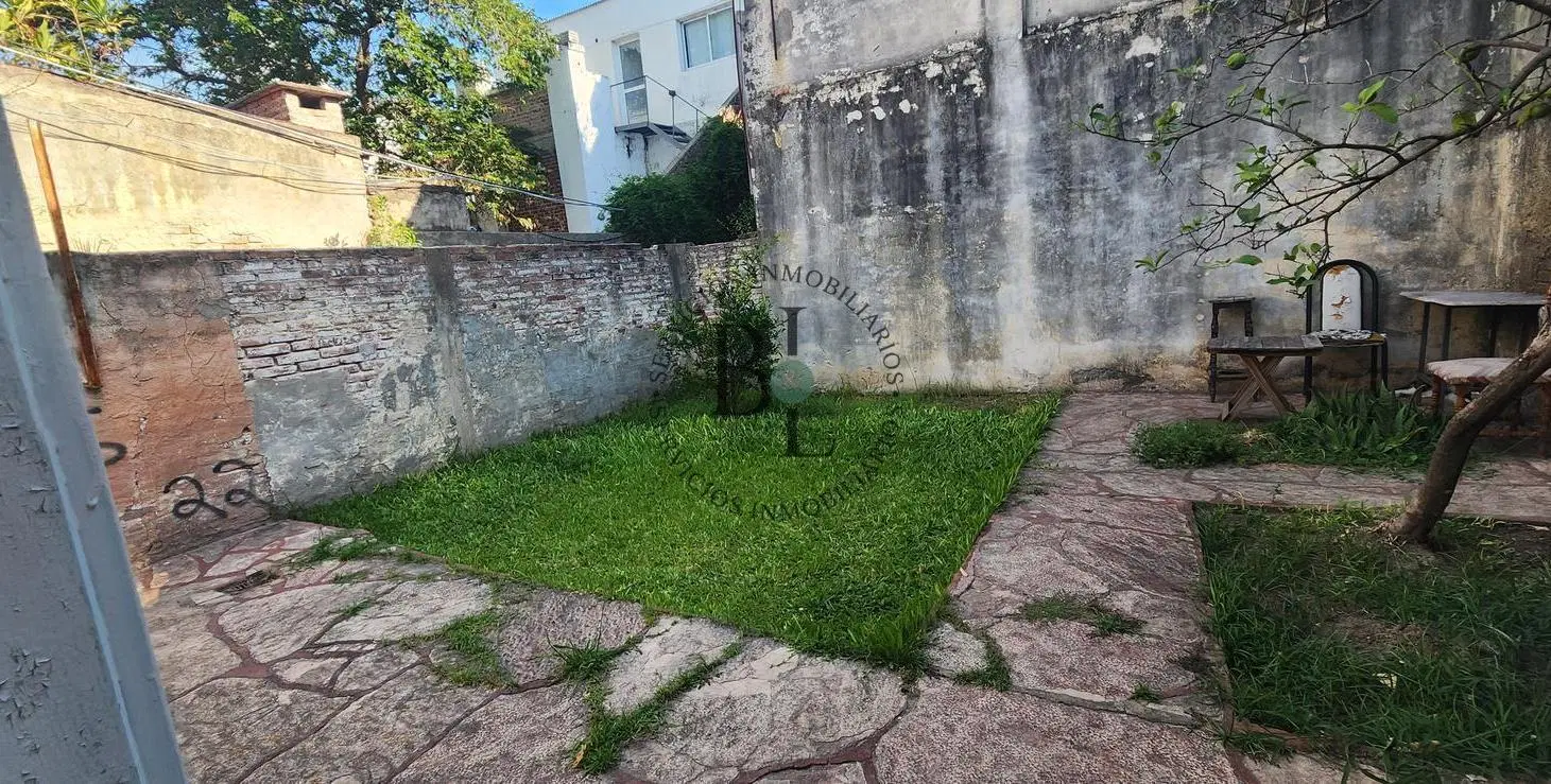 CASA DE 2 PLANTAS CON MUY BUEN TERRENO EN BARRIO CONSTITUYENTES 3