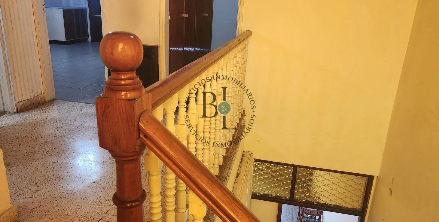 CASA DE 2 PLANTAS CON MUY BUEN TERRENO EN BARRIO CONSTITUYENTES 8