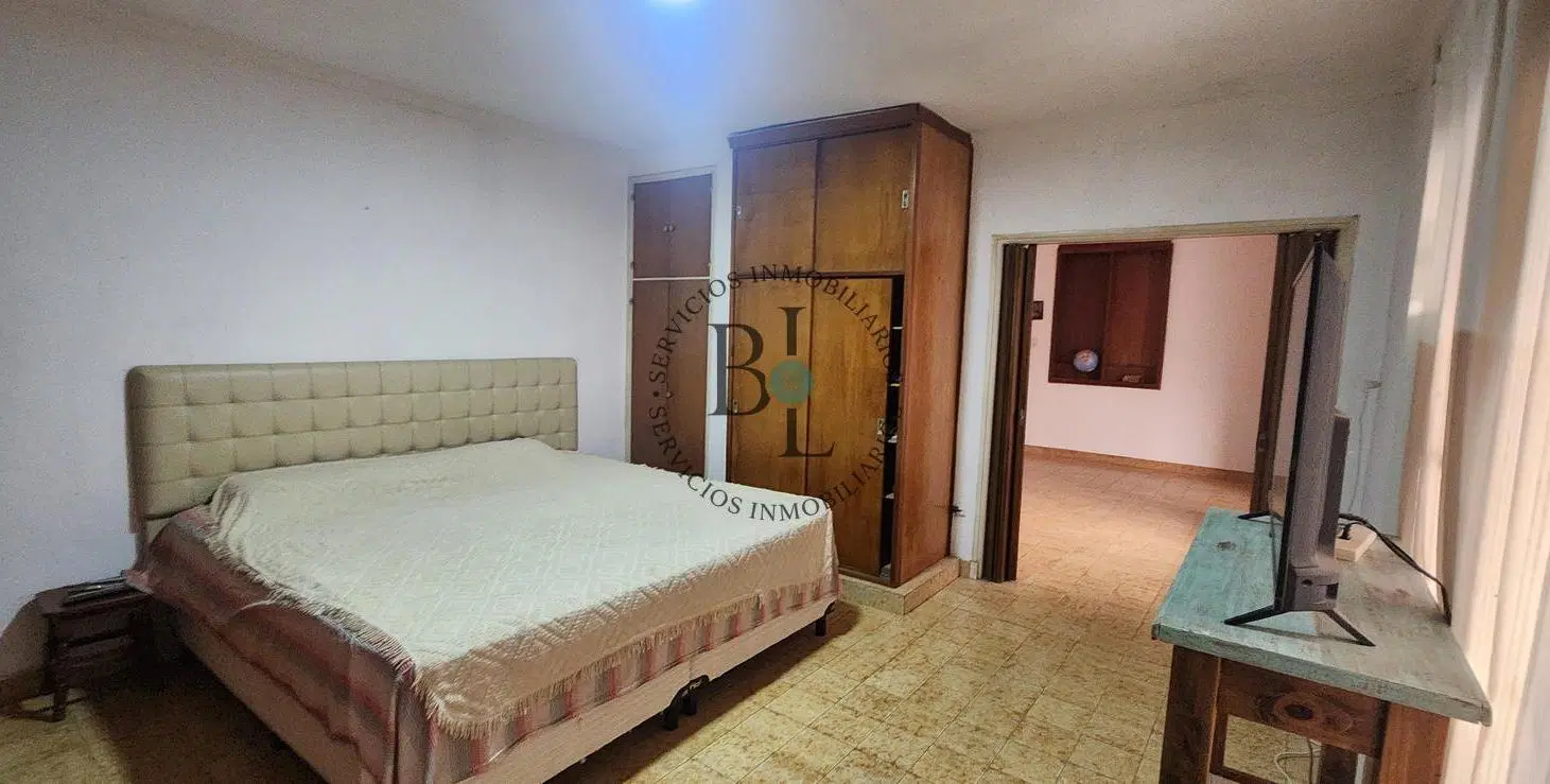 CASA DE 2 PLANTAS CON MUY BUEN TERRENO EN BARRIO CONSTITUYENTES 5