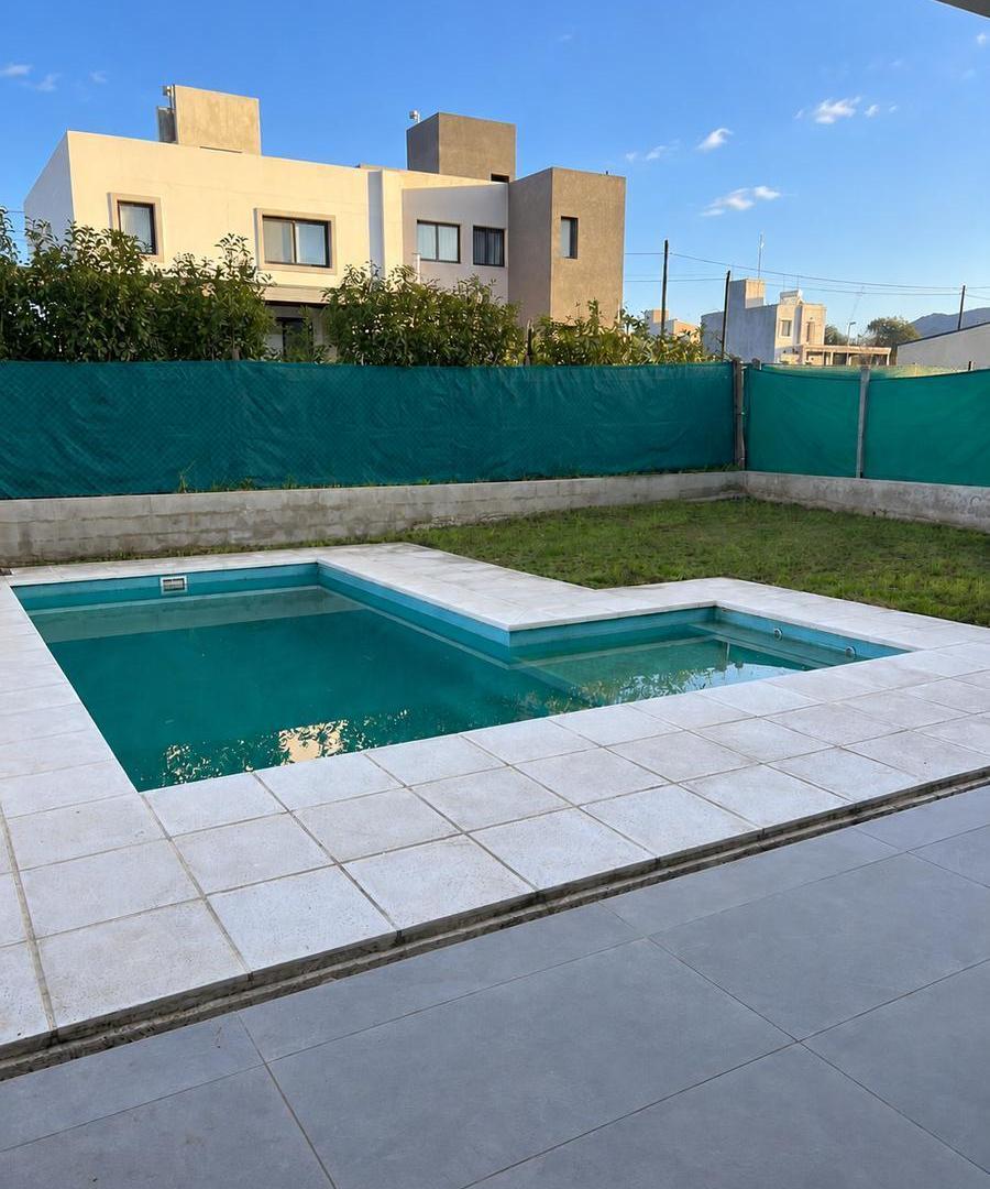 Foto de OPORTUNIDAD CASA CON PILETA EN VENTA TEJAS 4, imagen 1