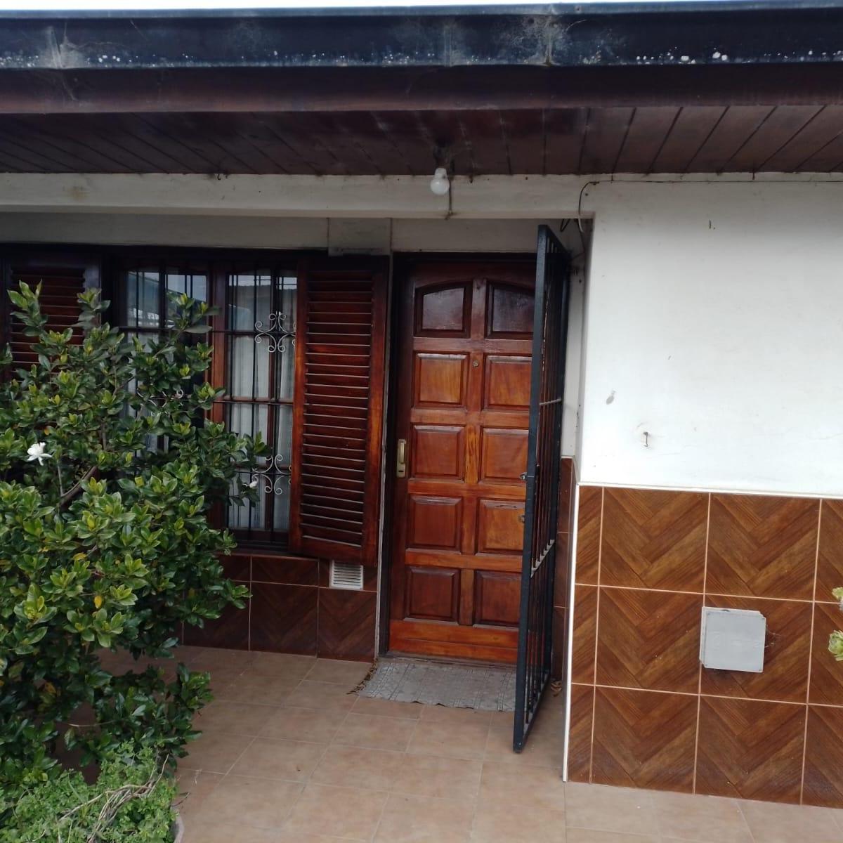VENTA CASA 3 AMB MAS DEPTO ATRAS CALLE 238 Y GASCON-