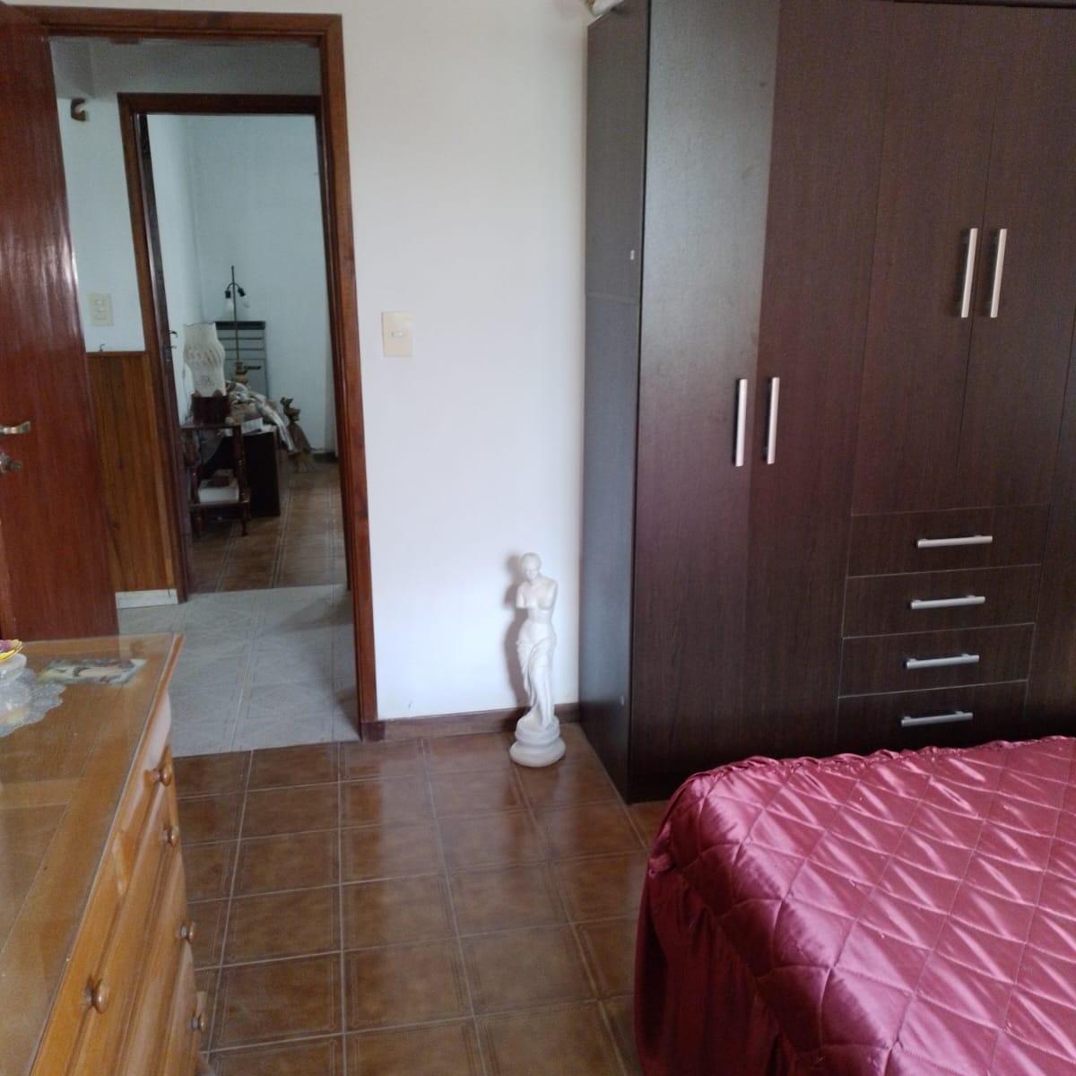Foto de VENTA CASA 3 AMB MAS DEPTO ATRAS CALLE 238 Y GASCON-, imagen 2