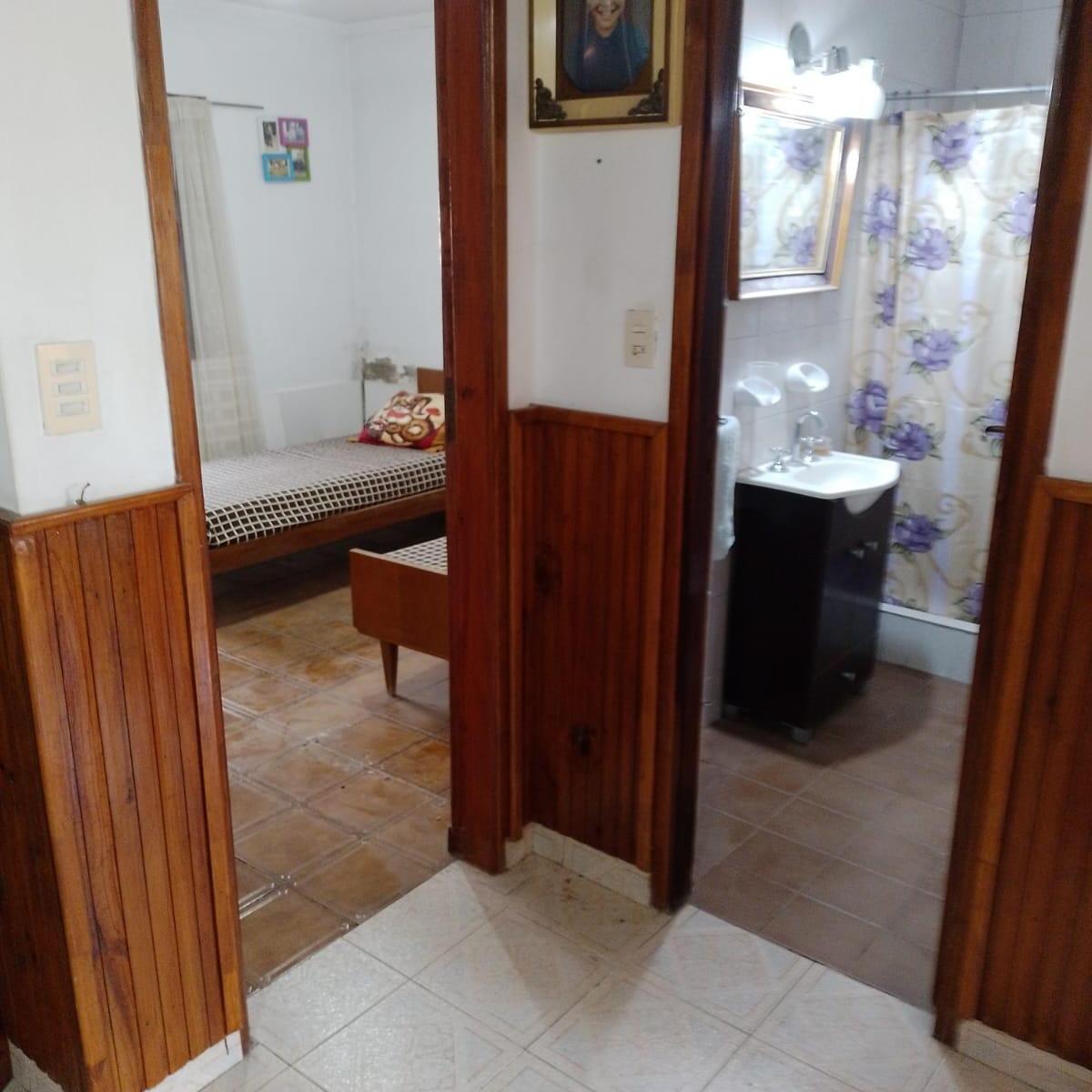 Foto de VENTA CASA 3 AMB MAS DEPTO ATRAS CALLE 238 Y GASCON-, imagen 3