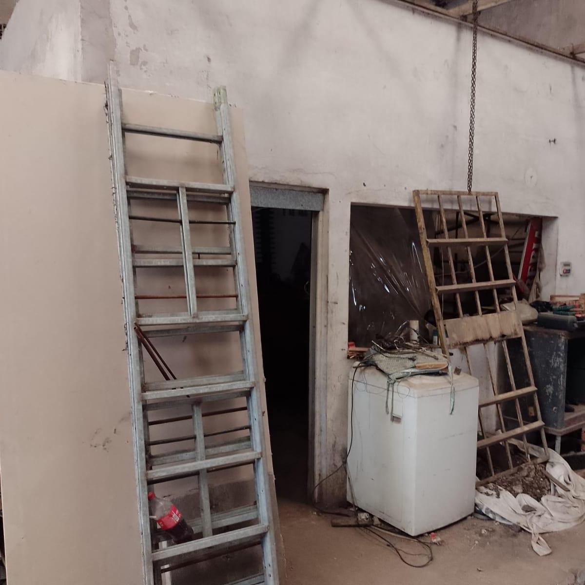 Venta Galpon con Casa de 3 Amb Atras 5