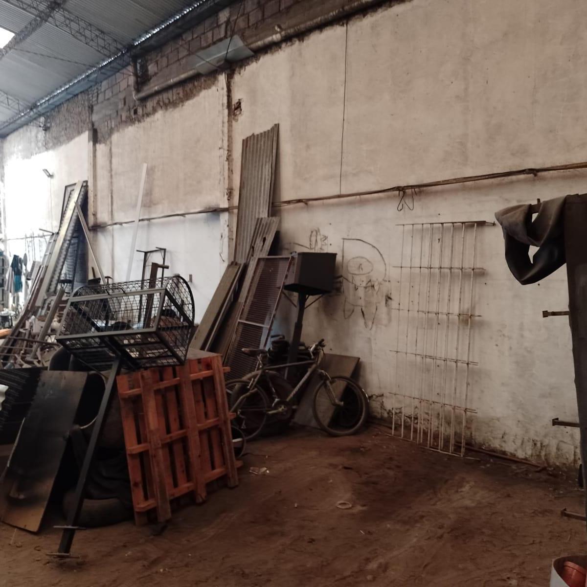 Venta Galpon con Casa de 3 Amb Atras 2