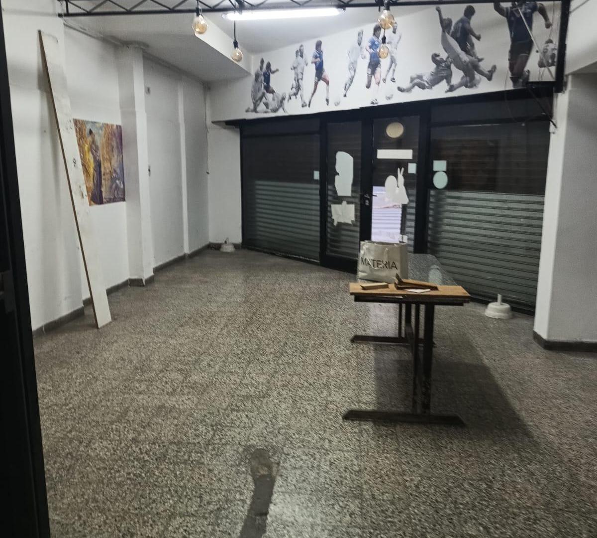 Foto de Local en esquina con doble vidriera, imagen 1