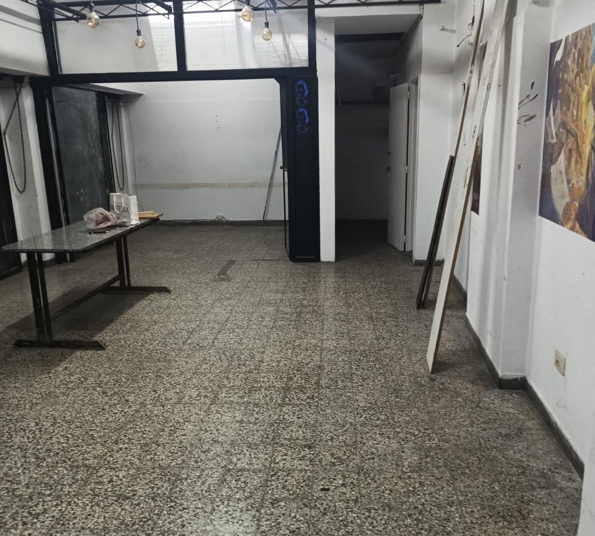 Foto de Local en esquina con doble vidriera, imagen 2