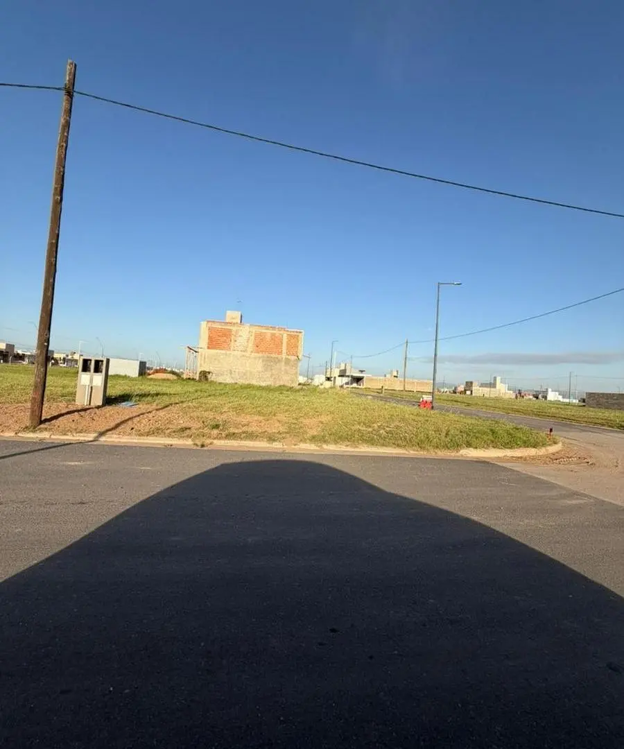 Lote esquina de 350 mts2 en Venta en Pampas de Manantiales APTO DUPLEX 3
