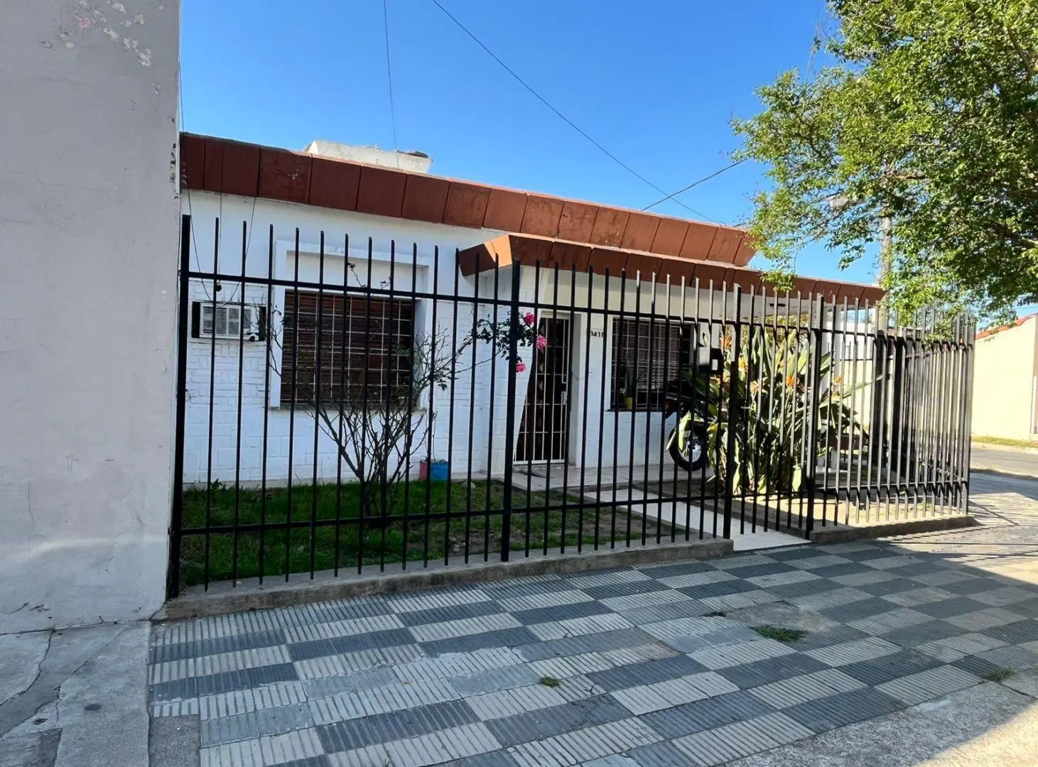 Casa esquina en Alquiler Ameghino Sud 3 dorm. 4